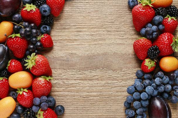 Strawberries, blueberries, blackberries, grapes and kumquats on  - Fotoğraf, Görsel