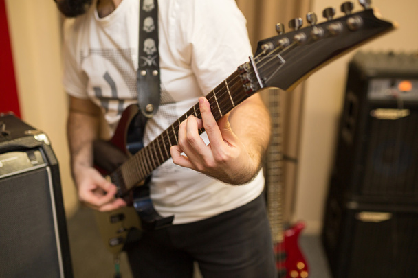 Electric guitar player - Фото, зображення