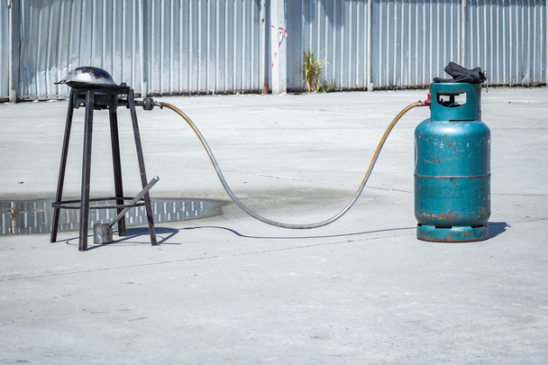 plynové nádrže válec balon připojení pan na plynový sporák pro kuchaře - Fotografie, Obrázek