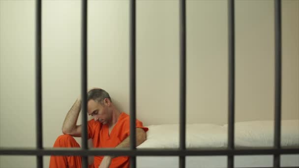 Scène van een depressief gevangene in de gevangenis - Video