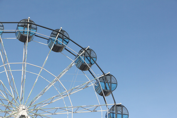 Cabins the ferris wheel against the blue sky - Foto, Bild