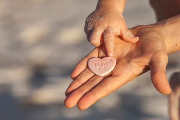 Les mains de la mère et de l'enfant sur la plage dans la partie caribéenne du Mexique, Riviera Maya. Fond de plage d'été
. - Photo, image