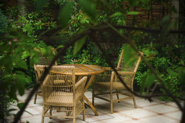 hasır sandalyeleri bahçedeki ahşap masa yuvarlak - Fotoğraf, Görsel