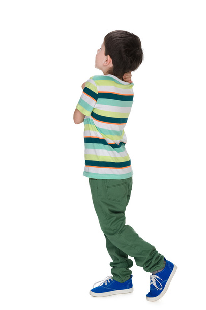 Мальчик в полосатой рубашке оглядывается назад
 - Фото, изображение