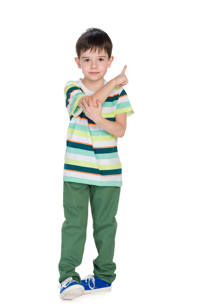 Pequeño niño muestra su dedo hacia atrás
 - Foto, Imagen