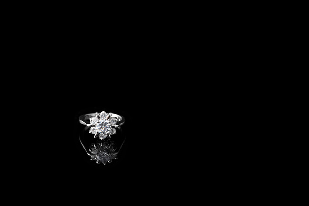 Ylellisiä koruja. Valkoinen kulta tai hopea sormus timantteja. Valikoiva painopiste
 - Valokuva, kuva