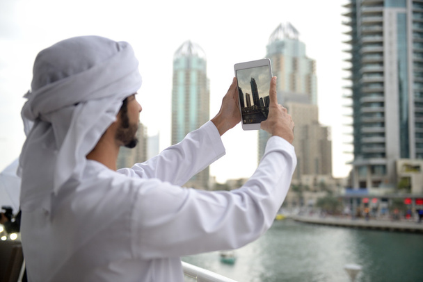 Giovane Emirati arabo uomo scattare foto
 - Foto, immagini