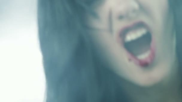 Donna attraente zombie al buio e nebbia, arrabbiata con il sangue  - Filmati, video