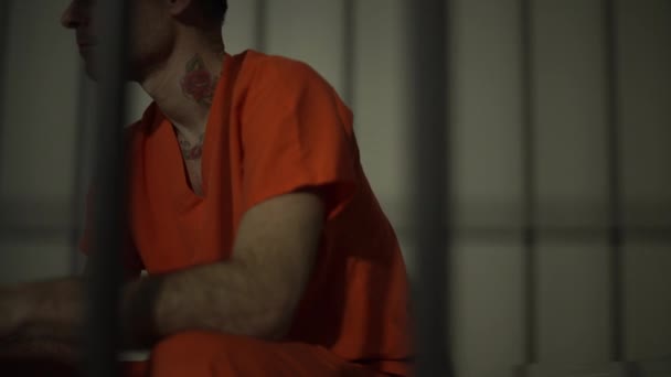 Προβολή ενός κρατουμένου στις φυλακές - Πλάνα, βίντεο