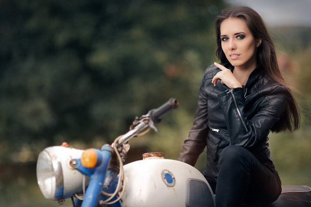 Biker Girl in Leather Jacket on Retro Motorcycle - Foto, afbeelding