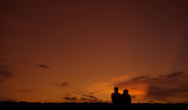Silhouette eines Paares bei Sonnenuntergang - Foto, Bild