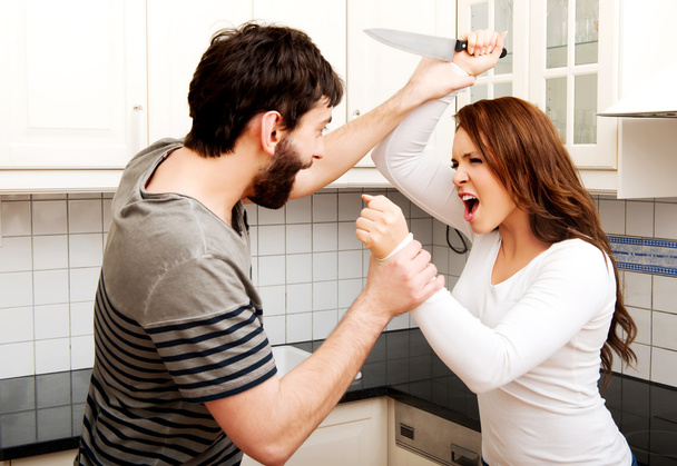Jeune couple se disputant dans la cuisine
. - Photo, image