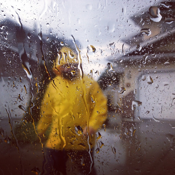 Homem em um dia chuvoso
 - Foto, Imagem
