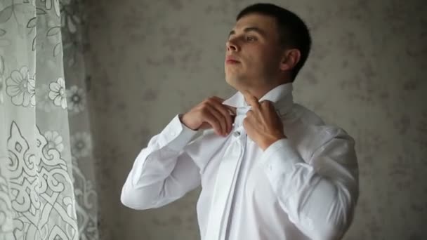 mies pukeutuu solmio häihin
 - Materiaali, video