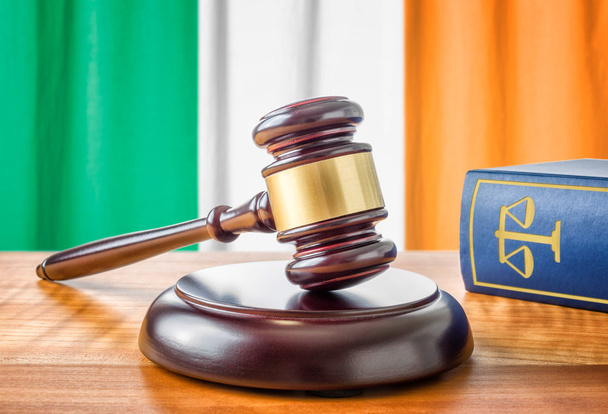 A gavel and a law book - Ирландия
 - Фото, изображение