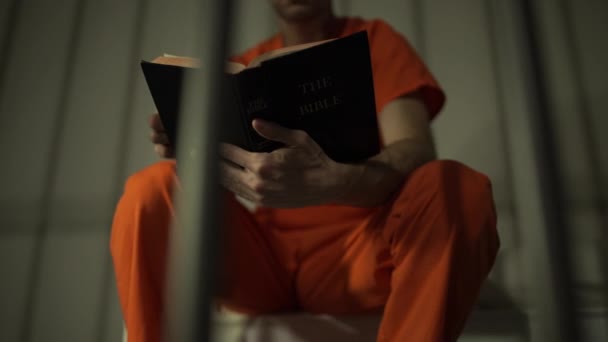 Scena z więzień czytanie Biblii w więzieniu - Materiał filmowy, wideo