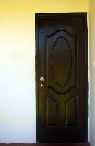 Porta de madeira de um quarto de hotel de luxo
 - Foto, Imagem