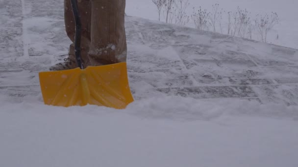 Vista de um homem limpando neve
 - Filmagem, Vídeo