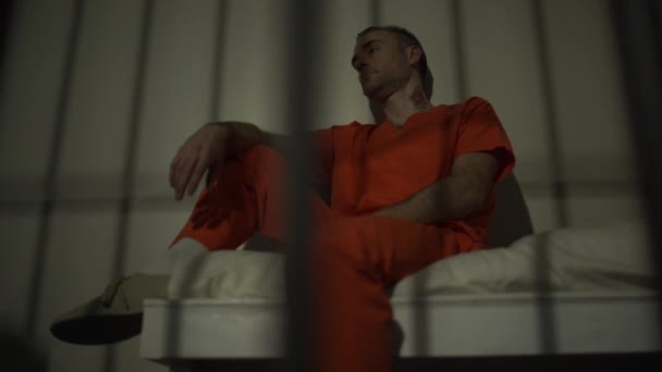 Blick auf einen Häftling im Gefängnis - Filmmaterial, Video