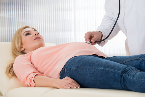 Doctor Examining Pregnant Woman - Valokuva, kuva