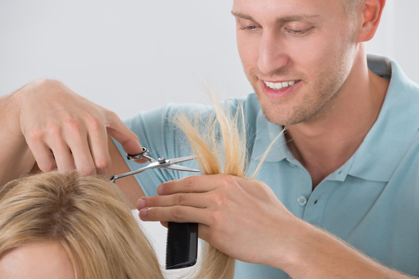 Hairdresser Cutting Customer's Hair - Foto, immagini