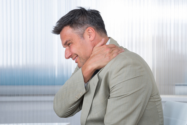 Homme d'affaires souffrant de douleurs à l'épaule
 - Photo, image