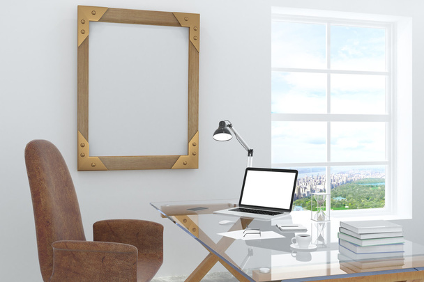 Lege laptop scherm op glazig tafel in zonnig kantoor met stad vi - Foto, afbeelding