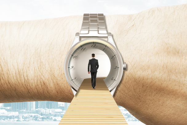 Concetto di viaggio nel tempo con uomo d'affari che cammina negli orologi su
 - Foto, immagini