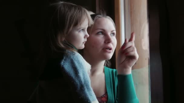 Äiti näyttää tyttärelle ikkunassa
 - Materiaali, video