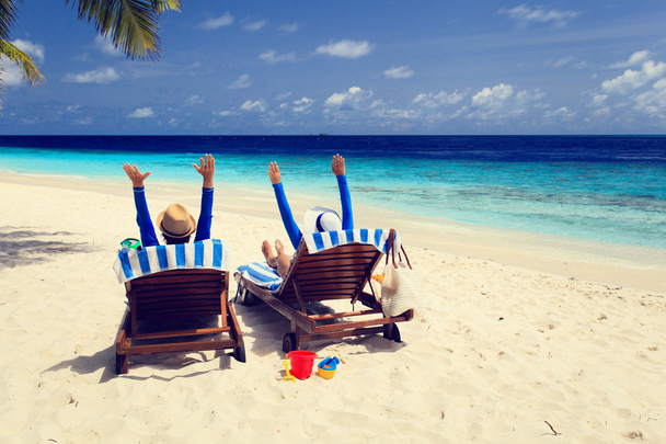 pareja feliz relajarse en una playa tropical
 - Foto, Imagen