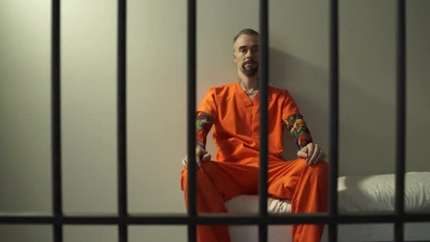 Προβολή ενός κρατουμένου στις φυλακές - Πλάνα, βίντεο