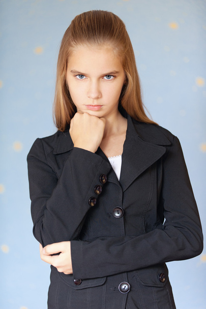Chica-adolescente seria en traje de negocios
 - Foto, Imagen