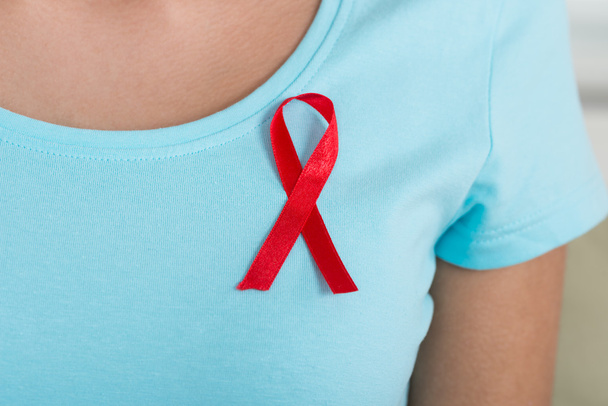 Woman Wearing Aids Awareness Ribbon - Fotó, kép