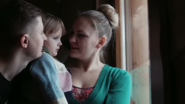 Familie hinter dem Fenster Blick auf die verschneiten Berge - Filmmaterial, Video