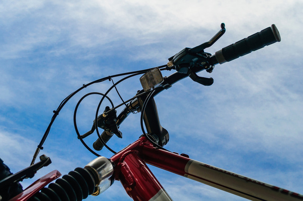 Bisiklet kolu çubukları mavi gökyüzü karşı - Fotoğraf, Görsel