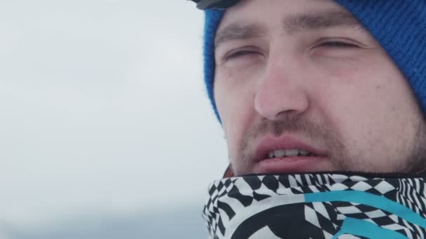 Homem colocando seus óculos de esqui no inverno
 - Filmagem, Vídeo