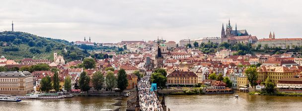 Karelsbrug in Praag in de zomer - Foto, afbeelding