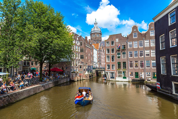アムステルダムの運河と聖ニコラス教会 - 写真・画像