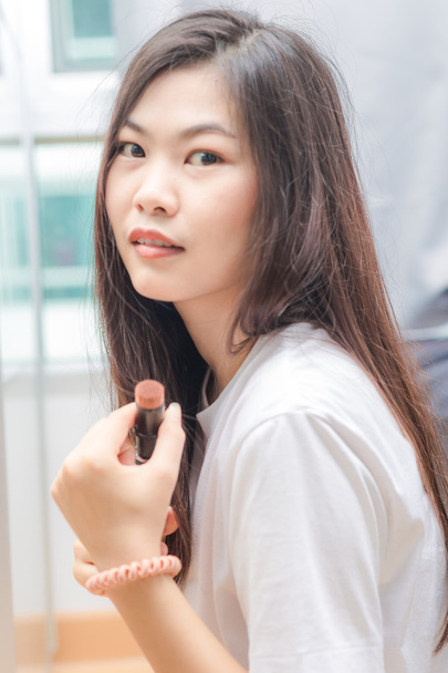 Kozmetik boya fırçası uygulayarak genç Asyalı kadın - Fotoğraf, Görsel