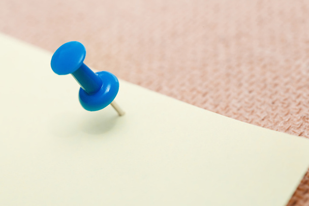 Adhesive note and blue pushpin - Photo, Image