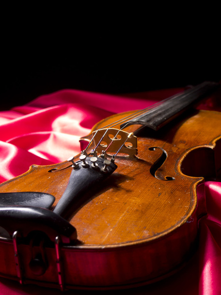 historische Geige auf rotem Hintergrund - Foto, Bild