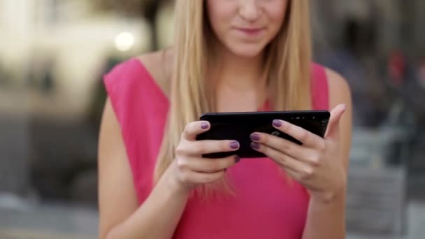 Schattige lachende dame met modieuze digitale tablet op straat - Video