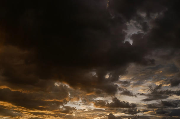 puesta de sol cielo y brillante nube, crepúsculo cielo antes de tiempo de lluvia
 - Foto, Imagen
