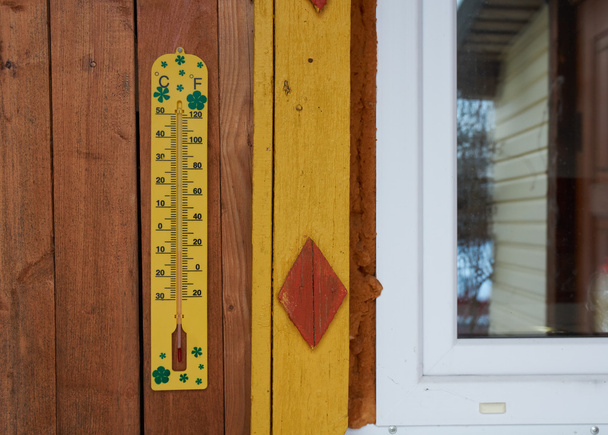 Medição de termômetro ao ar livre
 - Foto, Imagem