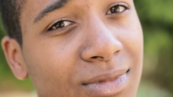 アフリカ系アメリカ人の 10 代の笑顔のポートレート、クローズ アップ - 映像、動画