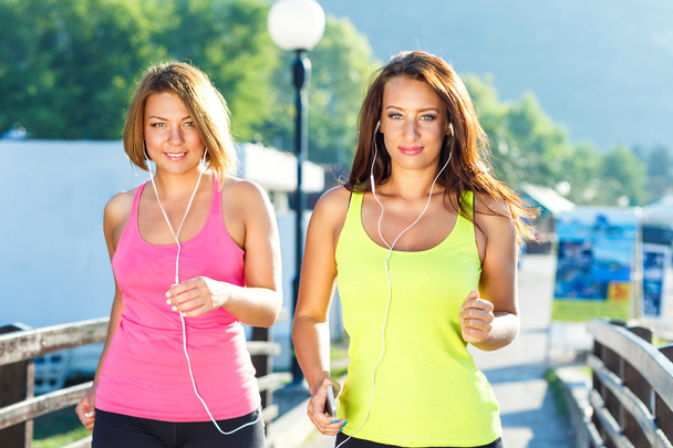 Deux jolies filles jogging en plein air
 - Photo, image