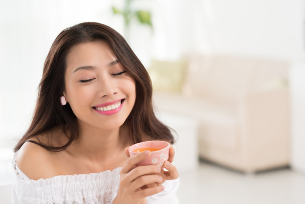 Женщина наслаждается чаем
 - Фото, изображение