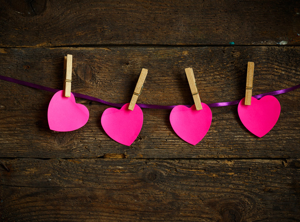 Ροζ καρδιά χαρτί κοπεί με ρούχα καρφίτσες - Φωτογραφία, εικόνα