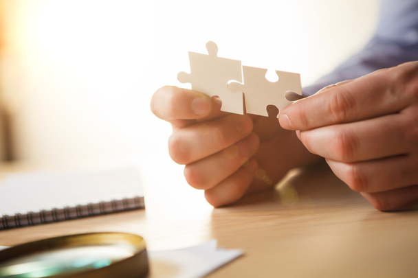Building a business success. The hands with puzzles - Foto, Imagen