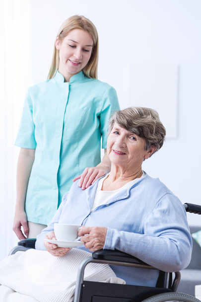 Pielęgniarka pomoc wyłączona starszy kobieta - Zdjęcie, obraz